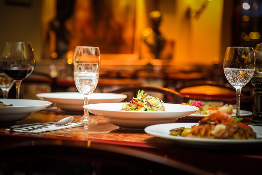 Pagare il conto al ristorante