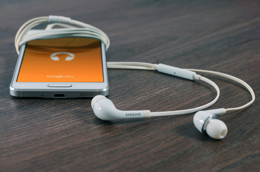 Perché acquistare un’audioguida prima di partire per un viaggio: come funzionano e dove acquistarle