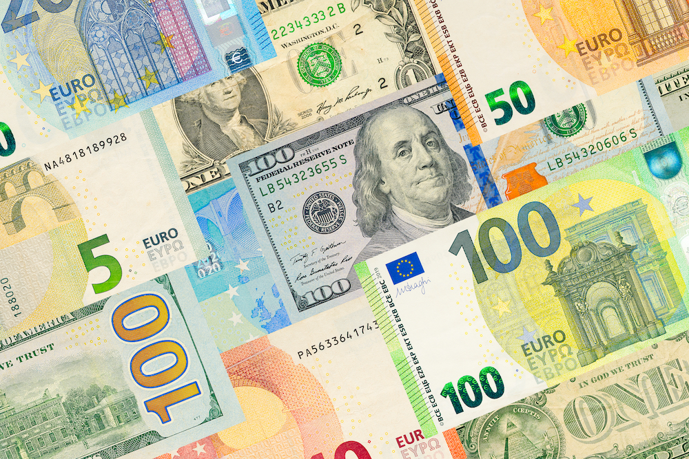 Quando cambiare dollari in euro e come farlo in modo conveniente