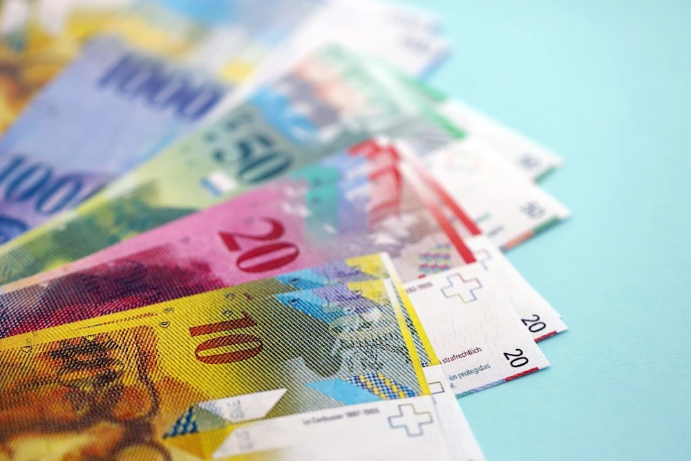 Come pagare in Svizzera: guida pratica a cambio valuta, carte e contanti