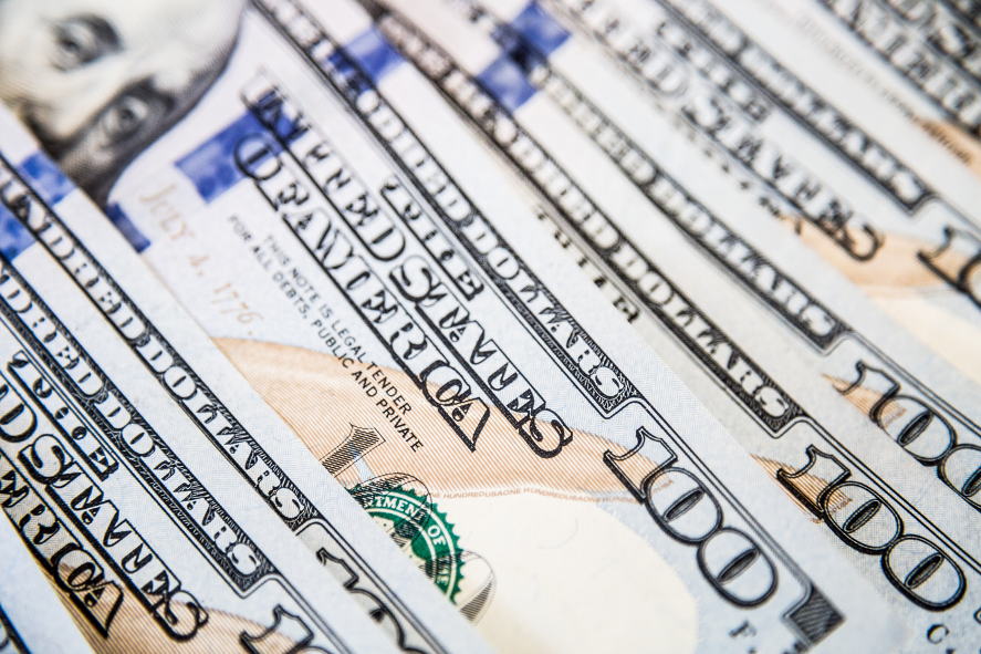 Dollaro e valute ancorate: dove conviene avere contanti all’estero